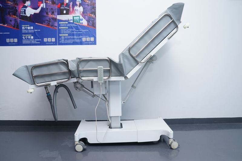 愛樂電動(dòng)三折式洗澡床、沐浴推床-