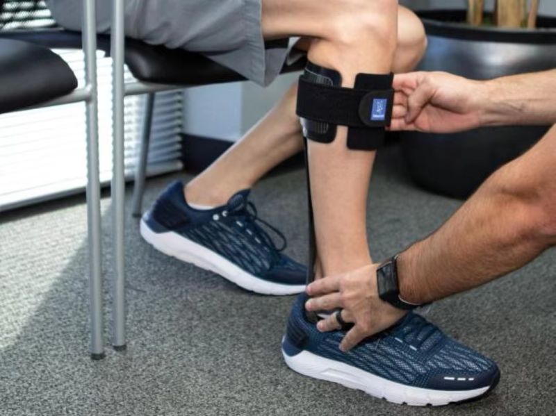 U107足下垂碳纖維高能足托-