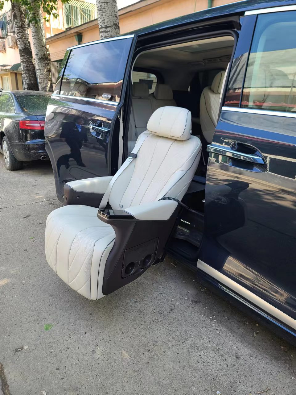 電動旋轉(zhuǎn)升降福祉座椅（ SUV+商務車） 騰勢D9